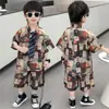 Conjunto de Verão para Meninos 2026 Novo Estilo Coreano Infantil Camisa Floral Bonita Conjunto de Duas Peças Roupas de Manga Curta para Meninos Bebês Tendência