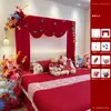 Decoración de Habitación de Boda con un Estilo Chino de Alta Gama, Cortinas de Colores Contrastantes Rojo y Azul, Pared del Fondo de la Cabecera con el Carácter de Doble Felicidad, Habitación de la Novia