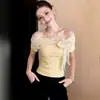 Camiseta floral de manga curta ombro a ombro estilo coreano para mulheres, novo modelo verão 2026, top justo com retalhos de renda puro e sedutor