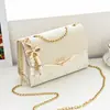 Bolso Pequeño Cuadrado Cruzado con Cadena y Lentejuelas 2026 Moda Femenina Estilo Coreano Bolso de Hombro con Forma de Corazón con Lazo y Colgante de Perla