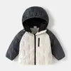 Ropa para niños niños grandes 2026 invierno nueva llegada niños color cálido bloques de color manga raglán forro con capucha chaqueta de plumón ligera