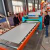 Máquina laminadora de parede de fundo de placa sem pintura, máquina de folheado de painel de parede de fibra de bambu e madeira, máquina de colagem plana de superfície decorativa de luxo leve com padrão de madeira