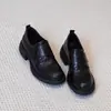 Mocassins Retrô da Moda 2026 Outono/Inverno Bico Redondo Slip-on Velcro Versátil para o Dia a Dia Salto Grosso Estilo Britânico Sapatos de Couro