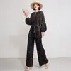 Conjunto de Dos Piezas para Mujer: Top de Mangas de Linterna Negras y Doradas Estampadas con Plisados Estilo Miyake con Pantalones de Pierna Ancha Fluidos, un Conjunto de Trabajo Elegante y con Estilo