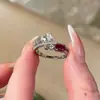 Anillo Pequeño de Cubo de Azúcar con Diamantes Brillantes Rubí para Mujer, Anillo de Diamantes de Lujo Ligero de Gama Alta, Anillo para Dedo Índice, Anillo Único de Nicho