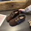 Sapatos femininos modernos e versáteis estilo Birkenstock com toque de luxo, apresentando uma sola grossa e design totalmente fechado, perfeitos para uso casual na coleção de outono de 2026.