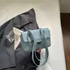 Bolso cuadrado pequeño exquisito de alta gama, nicho, con cierre de solapa, nuevo de verano 2026, bolso versátil casual para el hombro y cruzado para mujer
