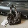 Bolso de Pana para Mujer 2026 Nuevo Otoño Súper Popular Estampado de Leopardo Bolso de Hombro Bolso Tote de Gran Capacidad para la Escuela y el Trayecto
