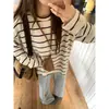 Foto real de una camiseta a rayas tipo nube para mujer de talla grande, con un tejido afelpado, suave y cómodo, corte holgado y un top casual versátil estilo coreano, estilo moderno 25275
