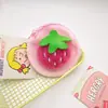 Mini cartera de peluche de fresa colorida, una bolsa de almacenamiento linda y adorable, llavero y un regalo para niñas