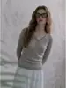 Camiseta única y de nicho de punto de sarga gris con cuello en V y manga larga para mujer, top casual de otoño de alta gama ajustado con hombros normales
