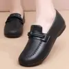 Zapatos de invierno para mujer transfronterizos, forrados de felpa para abrigar, parte superior de piel con borlas, mocasines casuales sin cordones, disponibles en negro, rojo vino y marrón oscuro, versátiles para cualquier atuendo