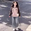 Elegante conjunto de dos piezas para niñas inspirado en el streetwear americano, que incluye una chaqueta con capucha y cremallera de bloques de color y pantalones vaqueros, perfecto para primavera y otoño.