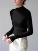 Elegante camisa base de punto gris de cuello semi-alto para mujer, adecuada para ir al trabajo, estiliza y es elegante, perfecta para usar en capas en otoño e invierno.