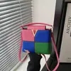 Bolsa de ombro/transversal moderna 2026 em novo color block, simples e estilosa, com toque texturizado, adequada para usar no ombro ou transversal, uma bolsa tipo sacola pequena da moda para mulheres.