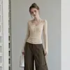 Top de punto texturizado ajustado con cuello en U y botones, color avena, para mujer, capa base chic estilo coreano, principios de otoño 2026