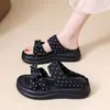 Sandalias de Estilo Suave con Suela Gruesa y Lazo para Mujer 2026 Nuevo Estilo de Verano con Falda Lindos Zapatos de Playa con Lunares de Una Sola Tira