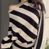 [Conjunto de Duas Peças] Suéter Listrado Doce e Picante de Ombro Caído Solto com Mangas Longas + Conjunto de Shorts Retos Casuais de Tricô Cor Lisa