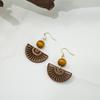 Pendientes de abanico hueco retro de estilo chino con aguja de plata, color marrón, diseño de nicho, de madera, estilo étnico.