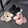 Tênis robustos para meninas primavera e outono 2025 novos sapatos de malha respiráveis para meninas sapatos tipo meia para crianças tênis esportivos slip-on para meninos