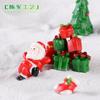 Nuevo micropaisaje navideño con escena de nieve, anciano, muñeco de nieve, tren, caja, calcetines navideños, pequeñas campanas de regalo, adornos de resina