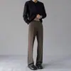 Colección Otoño 2026: Pantalones casuales de corte recto y caída fluida, resistentes a las arrugas, adecuados para un estilo business casual y para el uso diario, y diseñados para crear un efecto adelgazante para hombres.
