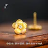 Pu Zuo Jiu no se desvanece aretes de flor pequeña dorada con trefilado de punto de arena dorada para mujer aretes de diseño minoritario de alta gama para novia