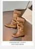 Botas de motociclista de estilo vintage de caña ancha con hebilla de cinturón, punta redonda, botas largas fruncidas, botas de equitación de tubo alto para mujer con suela gruesa y aspecto desgastado