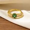 Anillo Vintage Europeo y Americano con Imitación de Esmeralda y Diamantes, Anillo Único de Nicho de Lujo Ligero con Diseño de Hebilla de Herradura en Forma de Corazón para Mujer