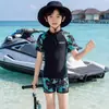 Traje de Banho Infantil para Meninos, Estilo Novo, Conjunto de Duas Peças para Crianças Maiores, Manga Curta Estampada, Moda Jovem para Águas Termais