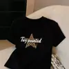 Camiseta Negra de Hombro Normal Manga Corta para Mujer Verano 2026 Nuevo Diseño con Sentido de la Moda Manga Media Única Impresionante Top Delgado