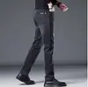Jeans Blancos de Alta Gama Estilo Europeo a Prueba de Tres Elementos para Hombre, Corte Delgado, Elásticos, Pantalones Cónicos, Versión Forrada de Felpa Otoño e Invierno 2026, Cálidos