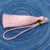 Lanyard de bobinado de color contrastante de 25 CM de largo borla de seda de hielo oreja colgante estilo chino traje antiguo Hanfu borla de marcapáginas venta al por mayor