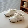 Tênis Esportivo Infantil 2026 Primavera e Outono Novo Modelo Sapatos de Menina Solado Macio Leve Tênis de Corrida Moda Masculina Sapatos de Pai Tendência
