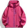 Nova Jaqueta Softshell Casual Versátil com Capuz Três Provas Estilo Americano Masculina Primavera 2026 Unissex Roupa de Trabalho Outerwear