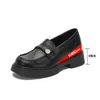 Sapatos femininos outono novo estilo retro com sola grossa e aumento interno de altura, slip-on tamanho pequeno 32-33