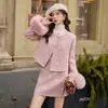 Traje de falda corta con bordado de medusas de cuentas para ropa de invierno 2025 Zorro Blanco Pluma de pato 90