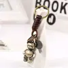 Urso de Desenho Animado Simples com Mãos e Pés Móveis, Pingente Decorativo para Bolsa, Couro Genuíno Trançado, Chaveiro de Carro Estilo Vintage