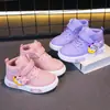 Sapatos Femininos 2026 Primavera e Outono Novo Estilo Tênis Casuais Baixos Infantis Impermeáveis Sapatos Individuais Infantis de Desenho Animado Sapatos Esportivos
