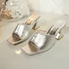 Chinelos de moda transfronteiriços bico quadrado salto alto feminino 2026 Comércio exterior europeu e americano estilo novo de verão temperamento plus size