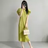 Suministro Directo de Fábrica de Vestido Issey Miyake con Cuello Alto, Diseño Patchwork Abotonado, Falda Recta Versátil, Corte Holgado, Vestido de Largo Medio Adelgazante