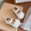 Sapatos infantis de couro estilo coreano, novo estilo primavera e outono 2026, sapatos de princesa com borboleta de strass para meninas, sapatos de salto único de cristal da moda para meninas