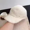 Gorra de béisbol de mezcla de lana suave y mullida para mujer, cálida y versátil para otoño e invierno, estilo ecuestre con un pequeño logotipo metálico
