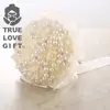 Cinta de Perlas Nupciales Atmósfera de Lujo Sosteniendo Flores en la Mano para Enviar a Amigos Regalos de Boda Fábrica de Artículos de Boda
