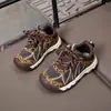 Zapatos Deportivos Antideslizantes para Niños 2026 Otoño/Invierno Nuevo Estilo Zapatos de Entrenamiento Alemanes para Niños Versátiles Suela Suave Estudiante Más Terciopelo Zapatos para Correr para Niños Grandes