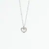 Collar Único de Acero de Titanio con Corazón de Doble Cara para Mujer, Cadena para Clavícula de Lujo Ligero Estilo Europeo y Americano, Cadena de Cuello de Corazón Rojo Pequeño Versátil de Diseño Moderno