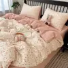 Conjunto de cuatro piezas de algodón fresco y lindo con estampado de dibujos animados, estilo INS de algodón puro, adorable y suave, adecuado para todas las estaciones, juego de tres piezas para dormitorio