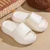 Nuevas pantuflas de suela gruesa transfronterizas para uso en exteriores, sandalias tipo chancla casual cómodas de EVA, pantuflas para mujer de color sólido con estampado de moda.