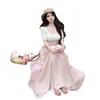 Traje de falda casual estilo coreano para mujeres petite, top de manga corta súper elegante y falda larga plisada, un atuendo completo de verano