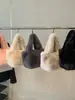 Bolsa de mão de pelúcia nova outono/inverno 2026, macia e quente, design simples, adequada para ir ao trabalho e fazer compras, bolsa de pulso